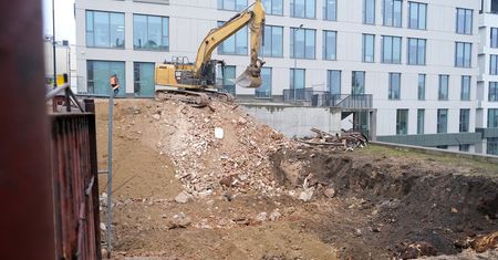 Szpital zaoszczędził blisko 1,5 mln zł na rozbiórce kamienicy, której nikt nie chciał kupić. Co powstanie w jej miejscu?