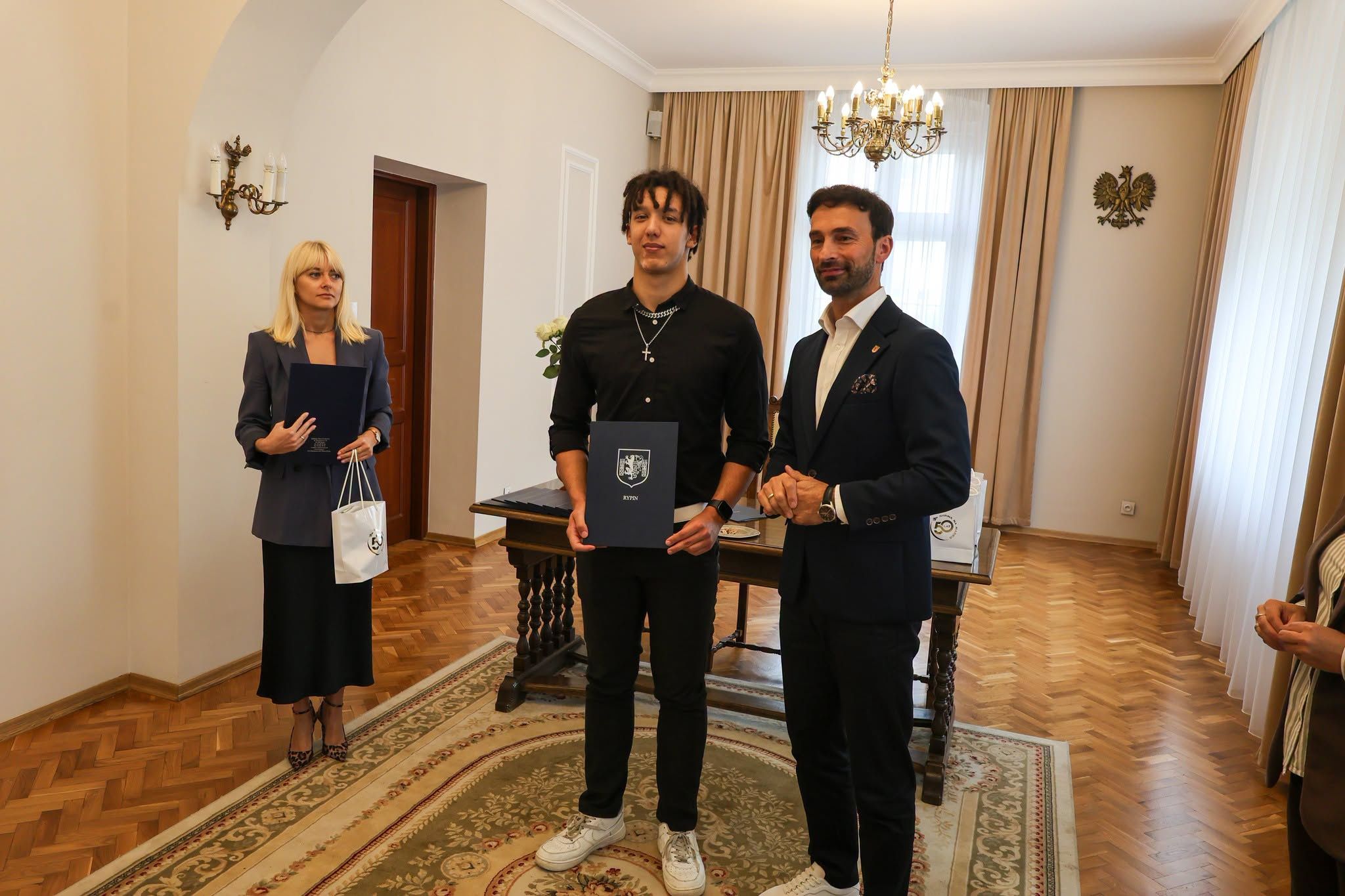 Na zdjęciu: Igor Stański i burmistrz Paweł Grzybowski