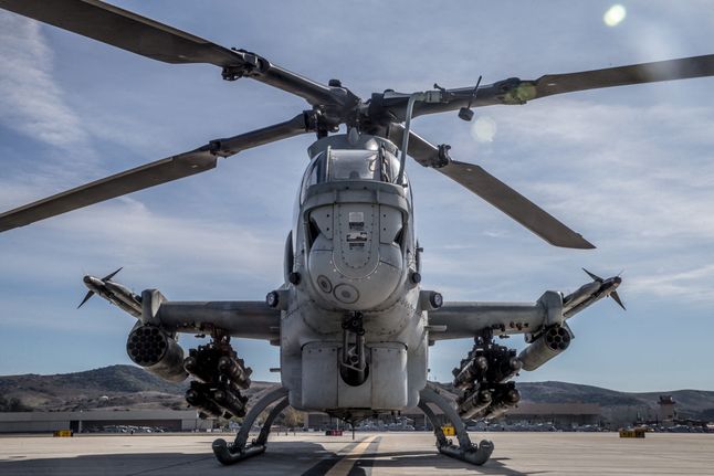 Śmigłowiec AH-1Z Viper z wyeksponowanym uzbrojeniem
