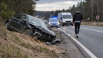 Zabrał samochód, spowodował kolizję i schował się w łóżku przed policjantami