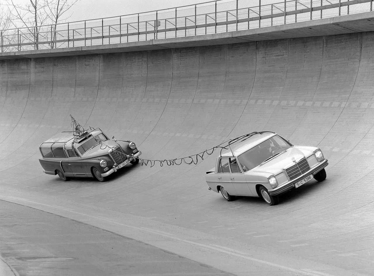 Mercedes-Benz 300 Messwagen w akcji podczas prac nad modelem W115