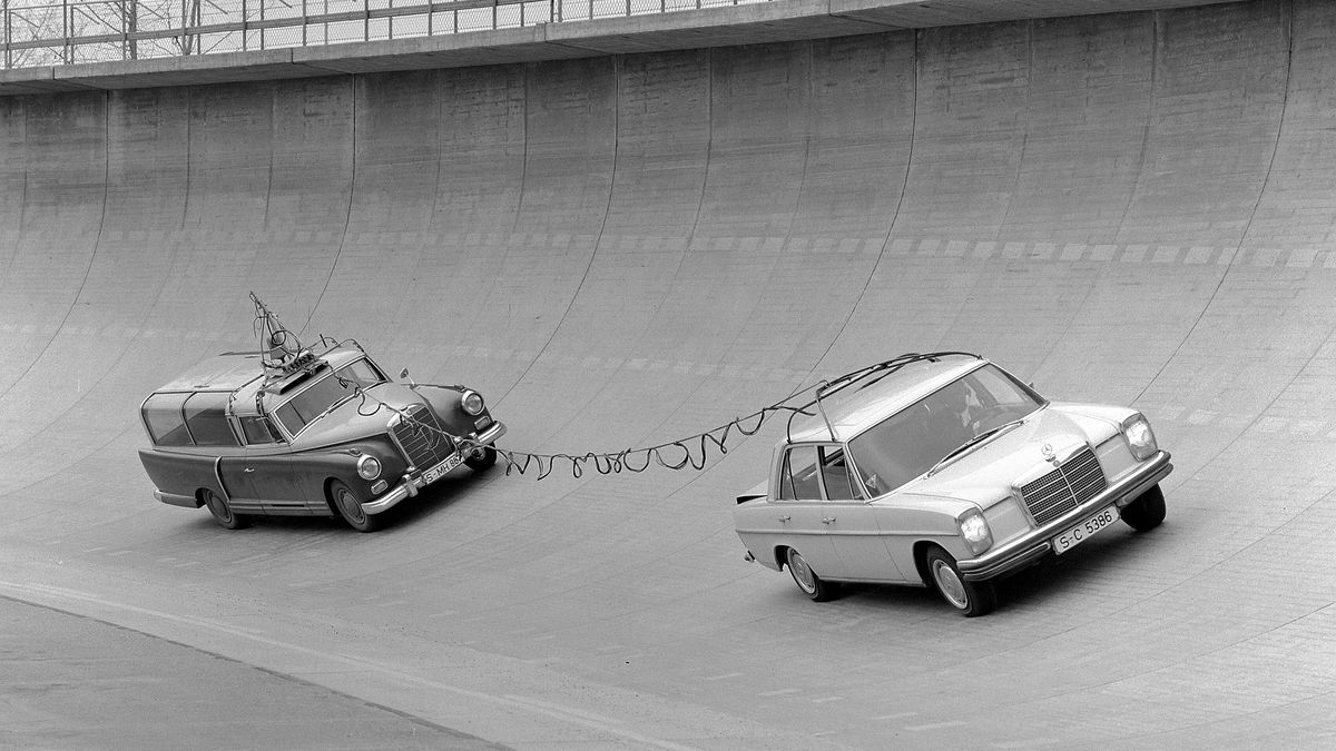 Mercedes-Benz 300 Messwagen w akcji podczas prac nad modelem W115