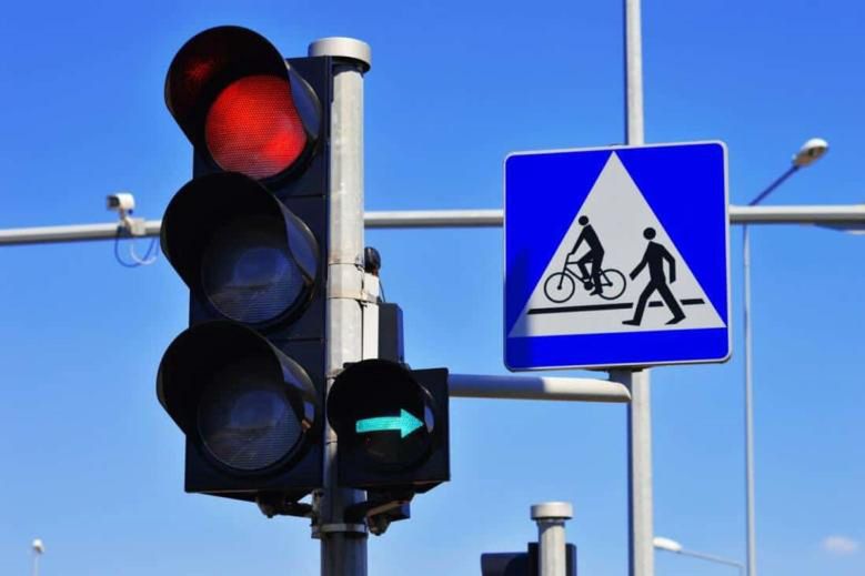 Znów głośno o zielonej strzałce. Kierowcy nierówno traktowani – interwencja RPO