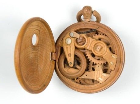 Działający drewniany zegarek kieszonkowy