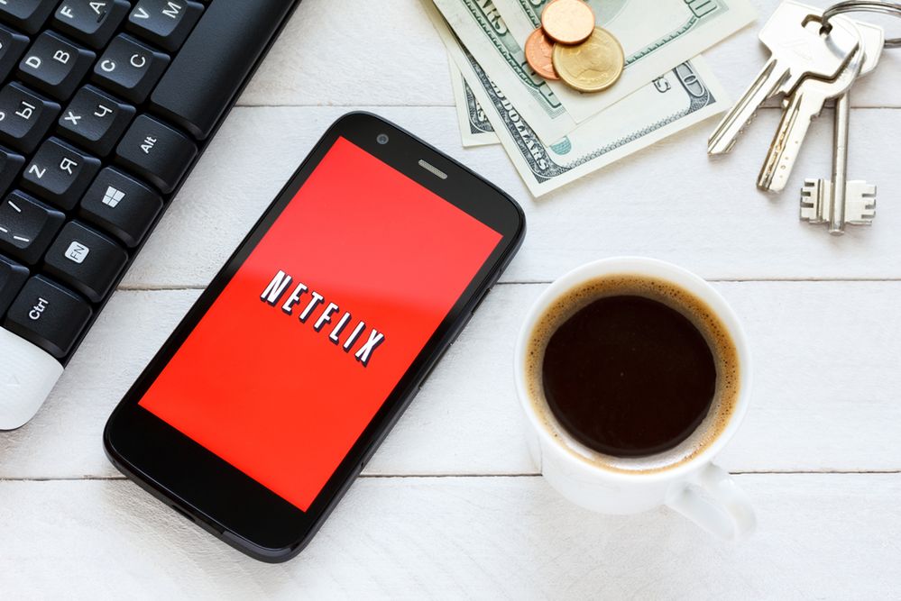 #KrzyweZwierciadło: Netflix dostosowuje ofertę do polskiego rynku. Będzie płacił widzom za oglądanie seriali