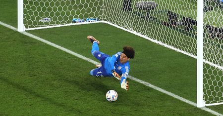 Kim jest Guillermo Ochoa? Bramkarz, który zatrzymał Lewandowskiego