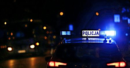 Łomża: krok od tragedii. Policjanci wynieśli seniorkę na rękach