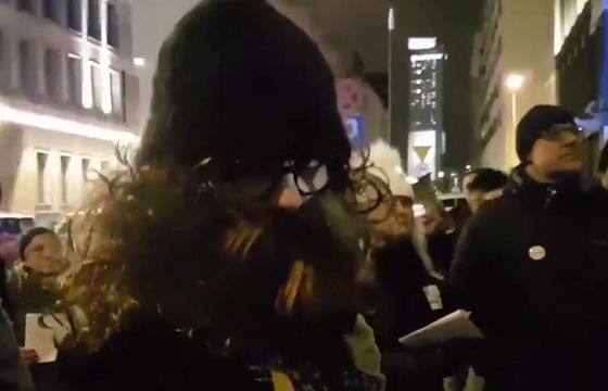 TVP odcina się od akcji „Jaoka” przed siedzibą TVP Info. „Nie wysłała go TAI, nagrywał do swojego internetowego programu”