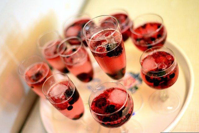 Picie w towarzystwie też może być wskaźnikiem alkoholizmu