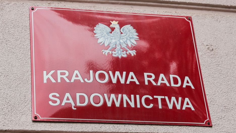 Neo-KRS odmawia doświadczonym sędziom pozostania w zawodzie.