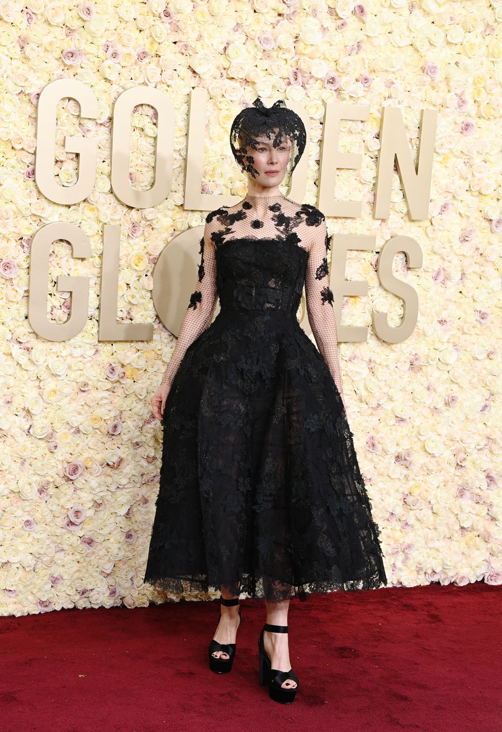Rosamund  Pike na czerwonym dywanie
