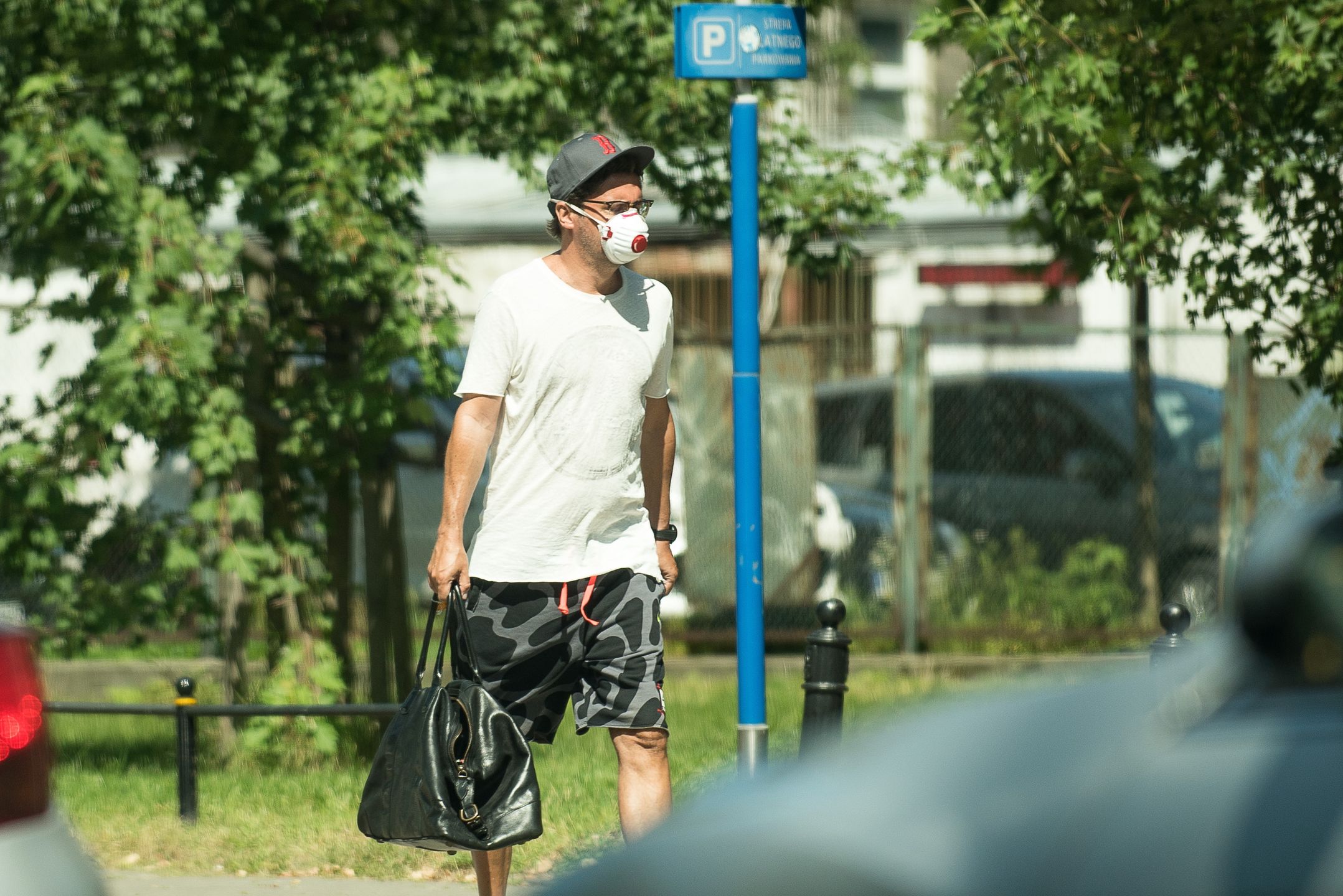 Kuba Wojewódzki parkuje w miejscu niedozwolonym i zawraca na przejściu dla pieszych