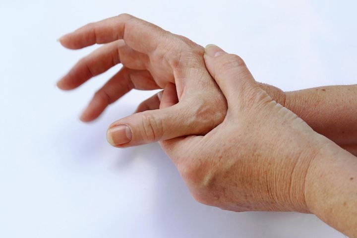 Jednym z charaterystycznych objawów choroby Parkinsowa jest drżenie różnych części ciała