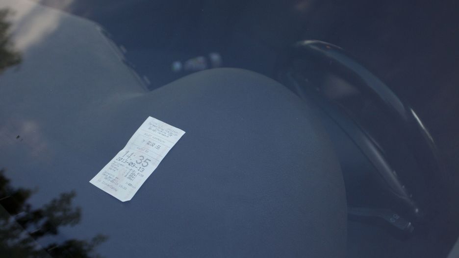Dostał karę za parking, mimo że pobrał bilet