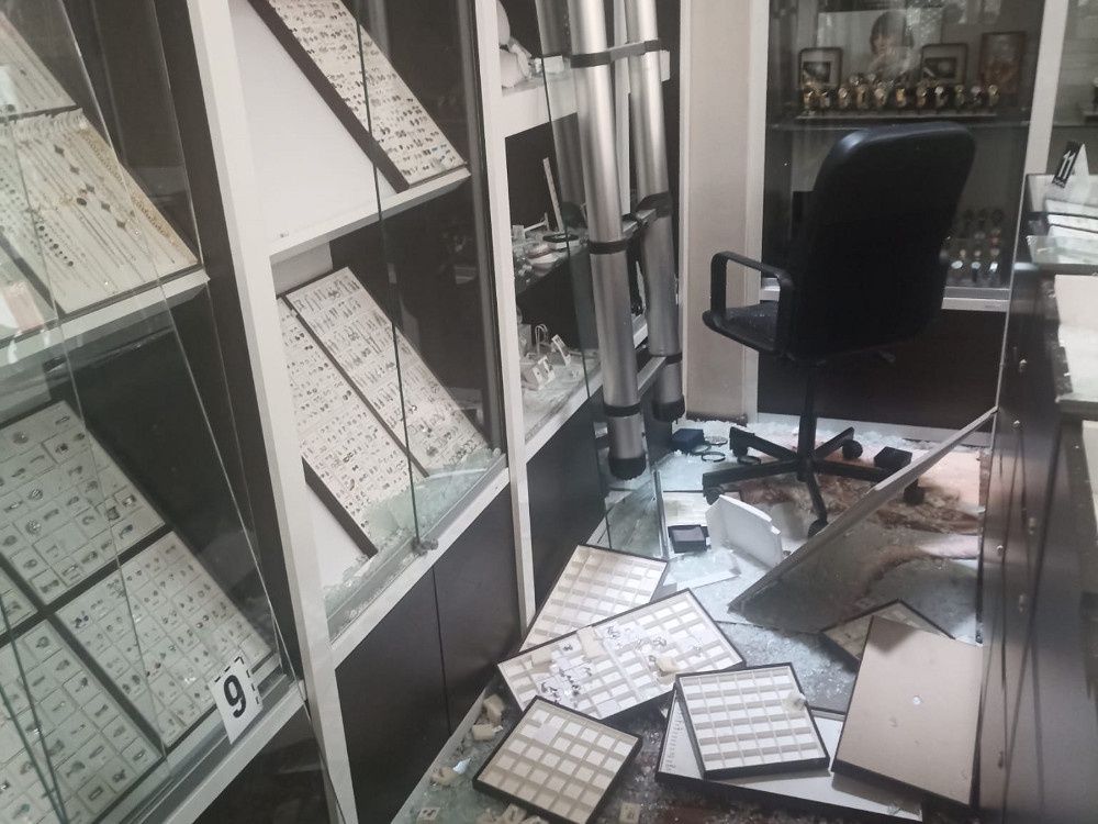 Włamanie do salonu jubilerskiego. Policja pokazała zdjęcia.