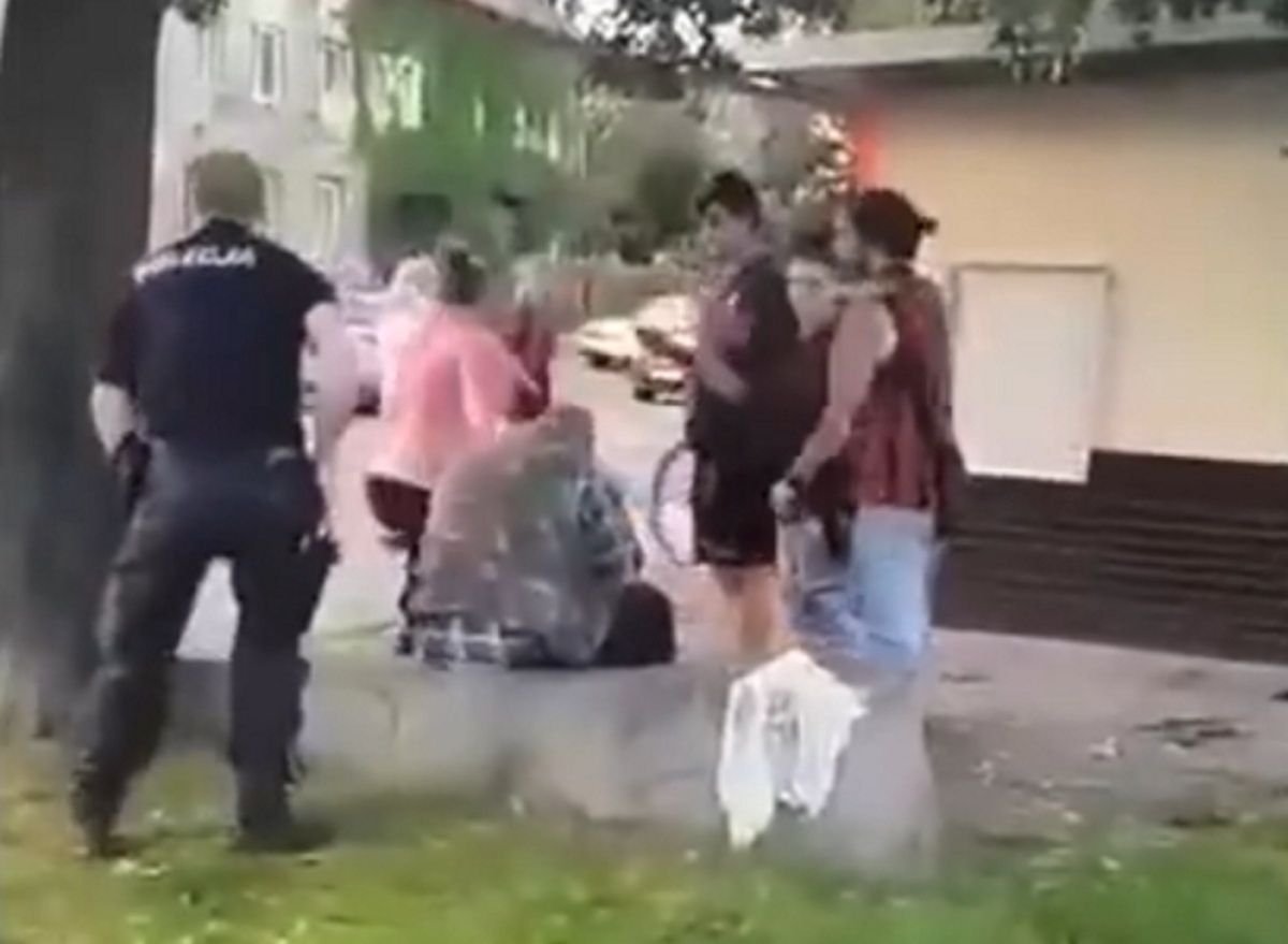 Nagranie z pobicia policjantów w Pastuchowie. Sąsiadka "to tacy fajni ludzie"