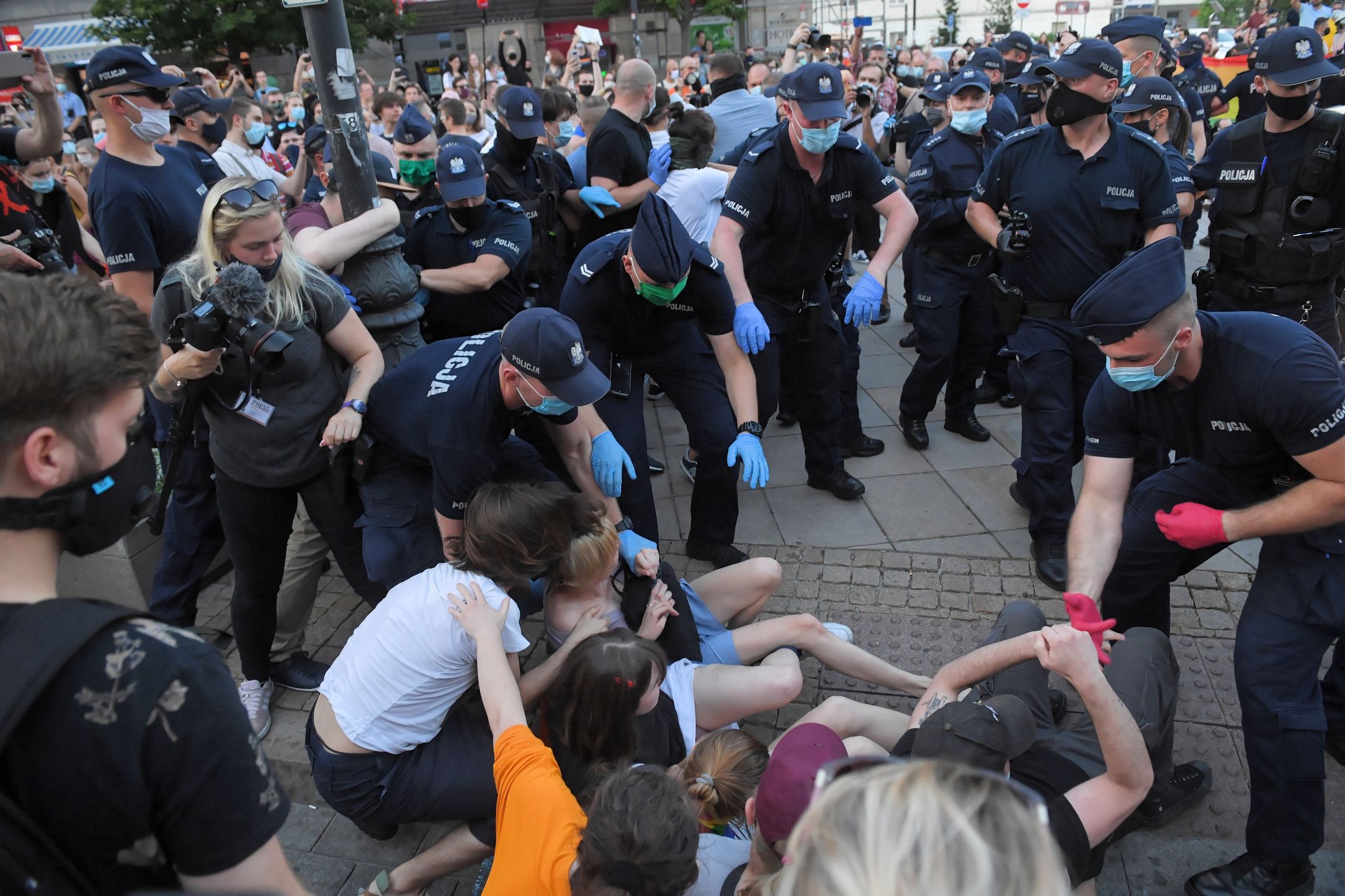 Protesty przeciwko zatrzymaniu aktywistki LGBT w Warszawie