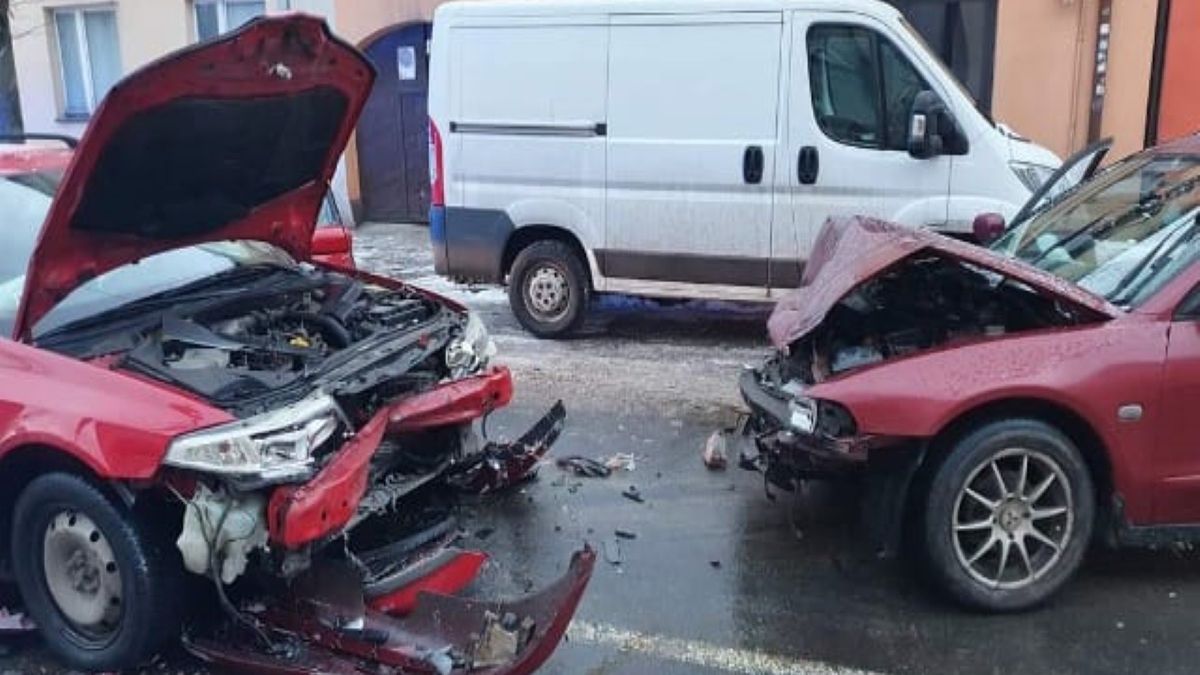 Do czołowego zderzenia doszło  na ulicy Kilińskiego w Zelowie 