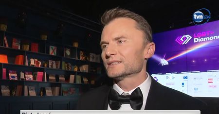 TVN24 uderza w ustawę anty-LGBT. Piotr Jacoń dopisał do swojego filmu trzy słowa