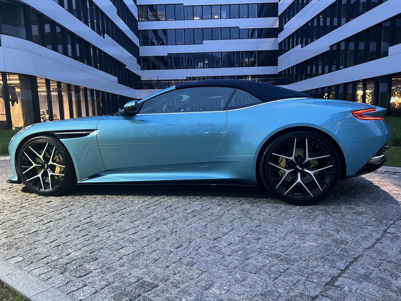 Aston Martin DB12 Volante