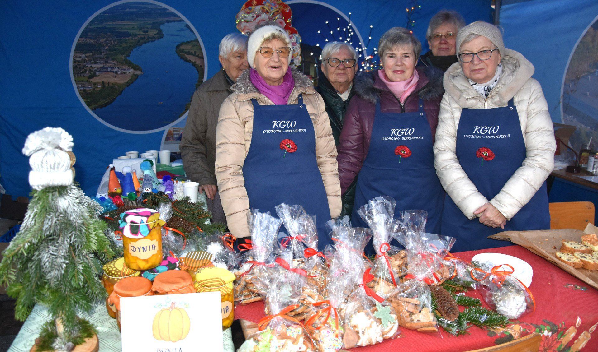 Jarmark to nasza pierwsza świąteczna impreza w tym roku, ale nie jedyna. 10 grudnia w Przyłubiu odbędzie się wigilia dla wszystkich kół gospodyń wiejskich z gminy Solec Kujawski - informowały nas panie z KGW Otorowo-Makowiska