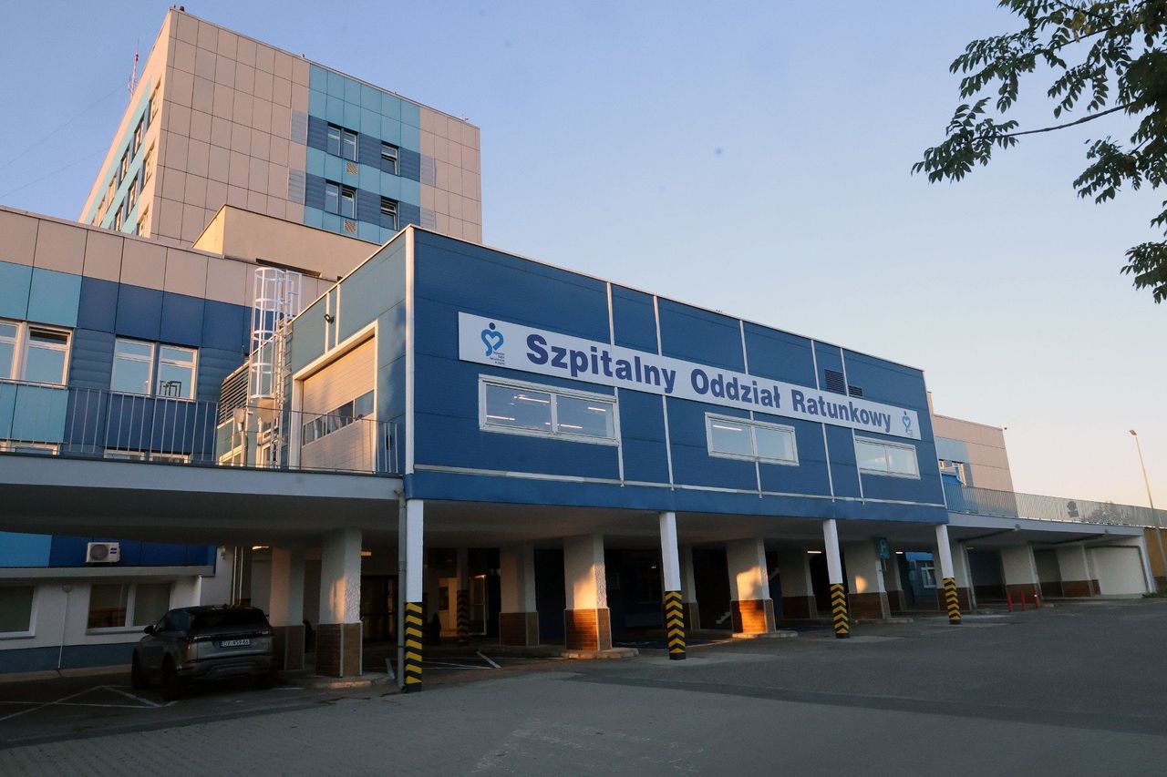 Legnica: Pasażerka autobusu szarpała i kopała kierowców oraz ratowników medycznych. Trafiła do aresztu