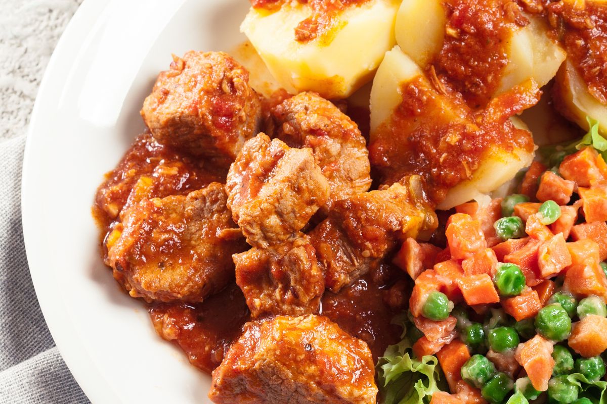 Karkówkę możesz podać w plastrach lub pokrojoną jak do gulaszu