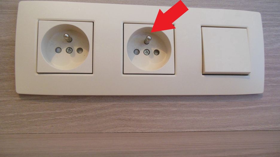 Do czego służy metalowy bolec w gniazdku?