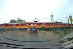 O krok od tragedii. Dróżnik nie zamknął rogatek