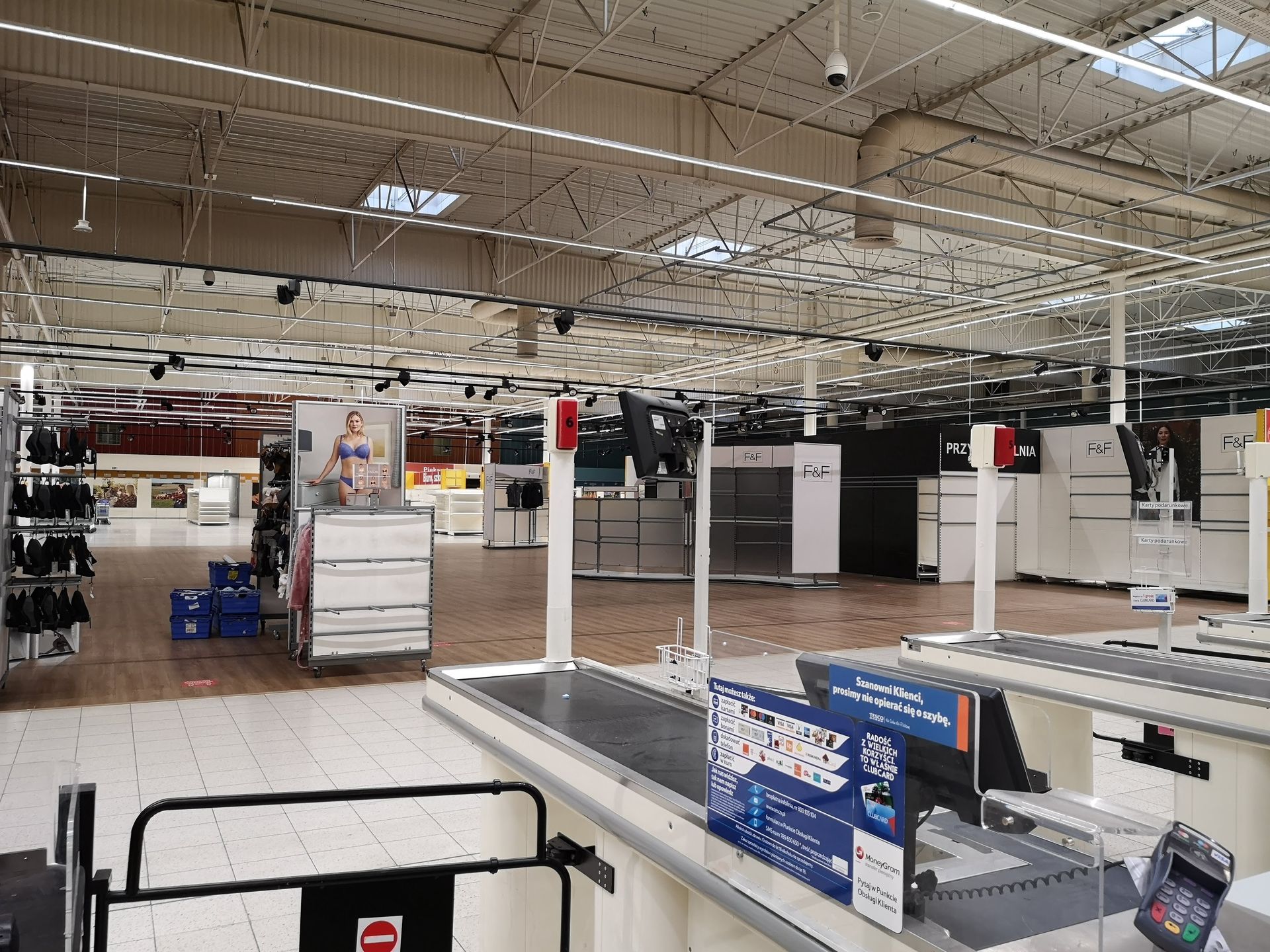 Zamknięte Tesco, ul. Połczyńska w Warszawie 