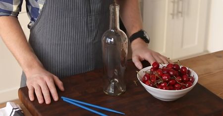 Prosty sposób na drylowanie czereśni. Potrzebujesz tylko butelki