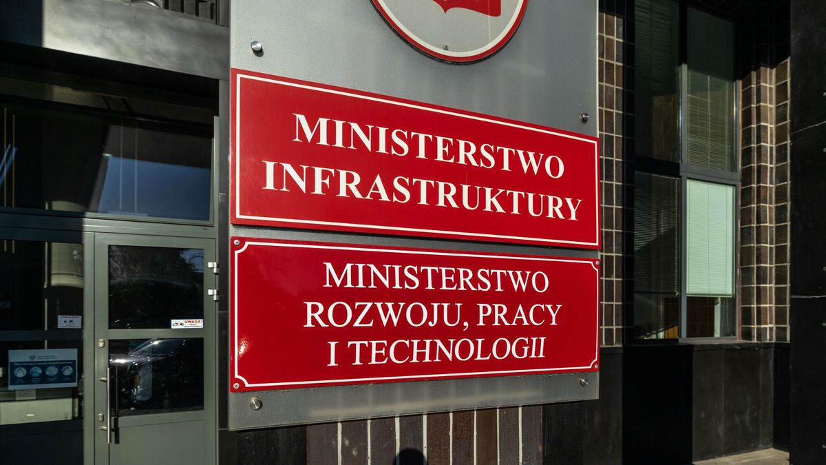 Logo Arkadiusz Zi�?ek
fot: Arkadiusz Ziolek/ East News. Warszawa.     n/z Tablice informacyjne Ministerstwa Rozwoju, Pracy i Technologii, a takze Ministerstwa Infrastruktury.
ARKADIUSZ ZIOLEK