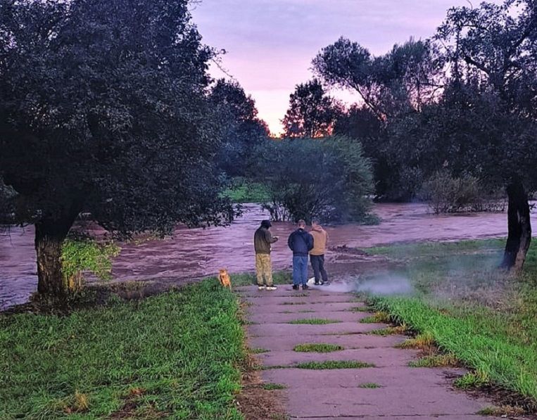 Dzieci przy wałach przeciwpowodziowych 