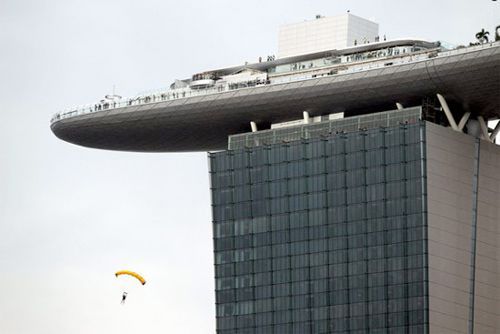 Niesamowity basen na 55 piętrze najdroższego hotelu na świecie 4