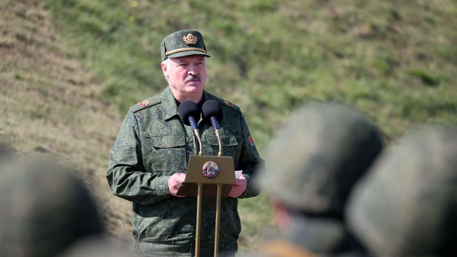 arch48
Belarus' President Alexander Lukashenko greets the troops during a military drill outside Brest, on September 12, 2021. - Belarus strongman Alexander Lukashenko praised Russian and Belarusian troops for their readiness to jointly defend the two countries as he oversaw massive military drills that spooked some EU countries. Russia and Belarus launched military drills involving about 200,000 personnel, one of Moscow's biggest exercises in recent years. (Photo by Maxim GUCHEK / BELTA / AFP)
MAXIM GUCHEK