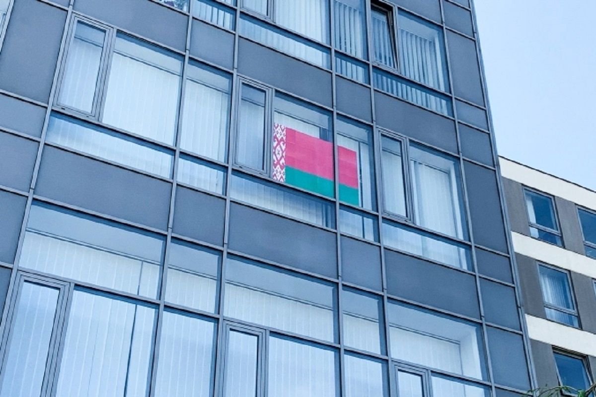 Wpadka z białoruską flagą w Warszawie. Zawisła w oknie ratusza
