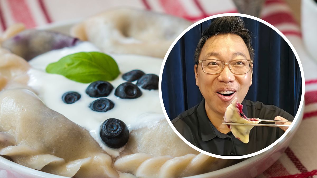 Koreańczyk testuje pierogi z jagodami