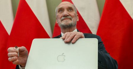 Macierewicz agentem? Tusk też? [OPINIA]