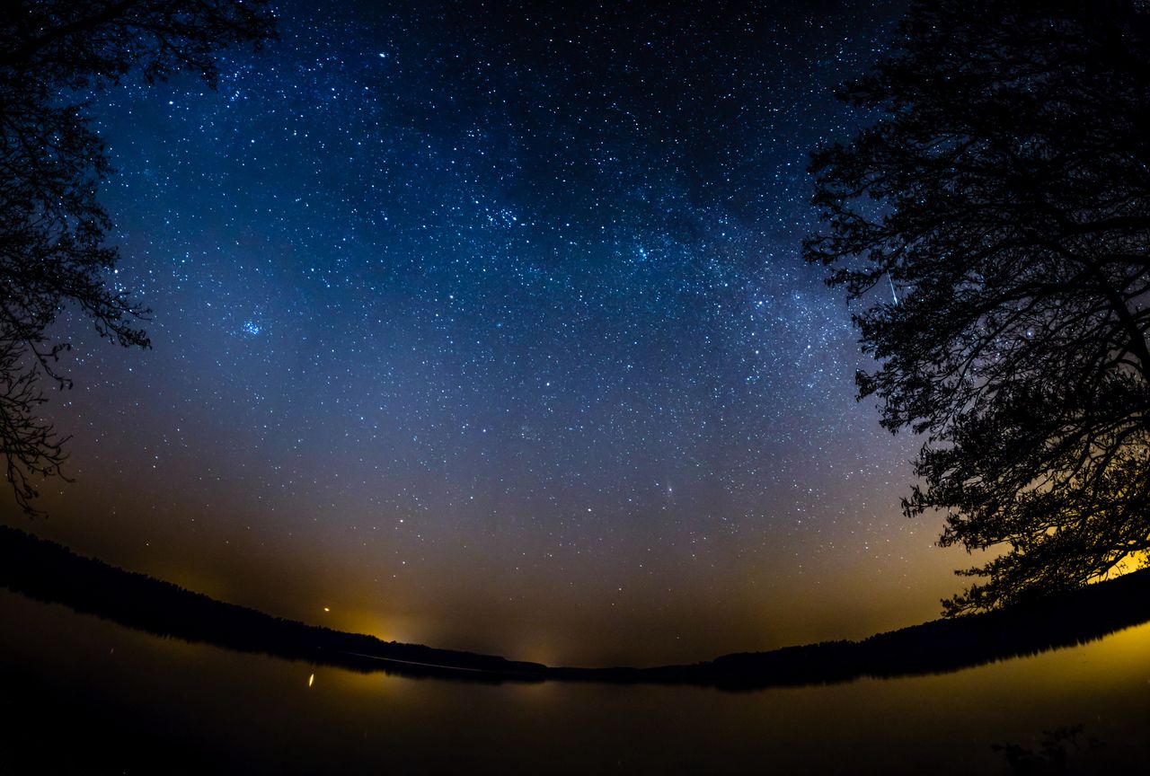 Słońce przejdzie przez punkt Wagi. Na niebie będzie się działo