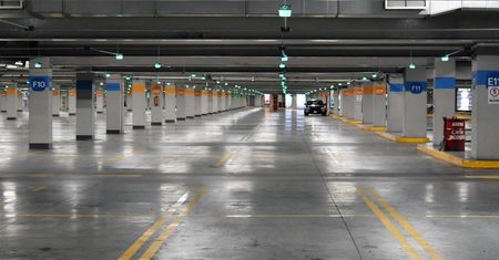 Samochody Rosjan zniknęły z parkingu. Nikt nie wie, co się z nimi stało