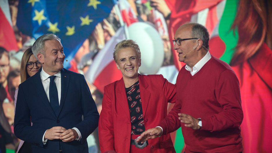 Warszawa, 15.10.2023. Wybory parlamentarne 2023. Współprzewodniczący Nowej Lewicy Włodzimierz Czarzasty (P) i Robert Biedroń (P) oraz posłanka Lewicy Joanna Scheuring-Wielgus (C) podczas wieczoru w sztabie wyborczym Lewicy w Warszawie, 15 bm. Zakończyły się wybory parlamentarne. W niedzielnych wyborach Polacy wybrali 460 posłów i 100 senatorów. (amb) PAP/Marcin Obara