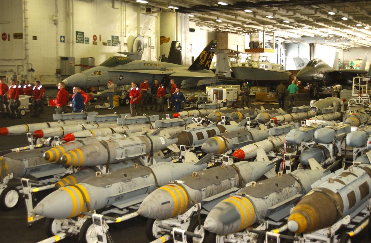 Hangar lotniskowca USS Abraham Lincoln z licznymi bombami JDAM i nie tylko.