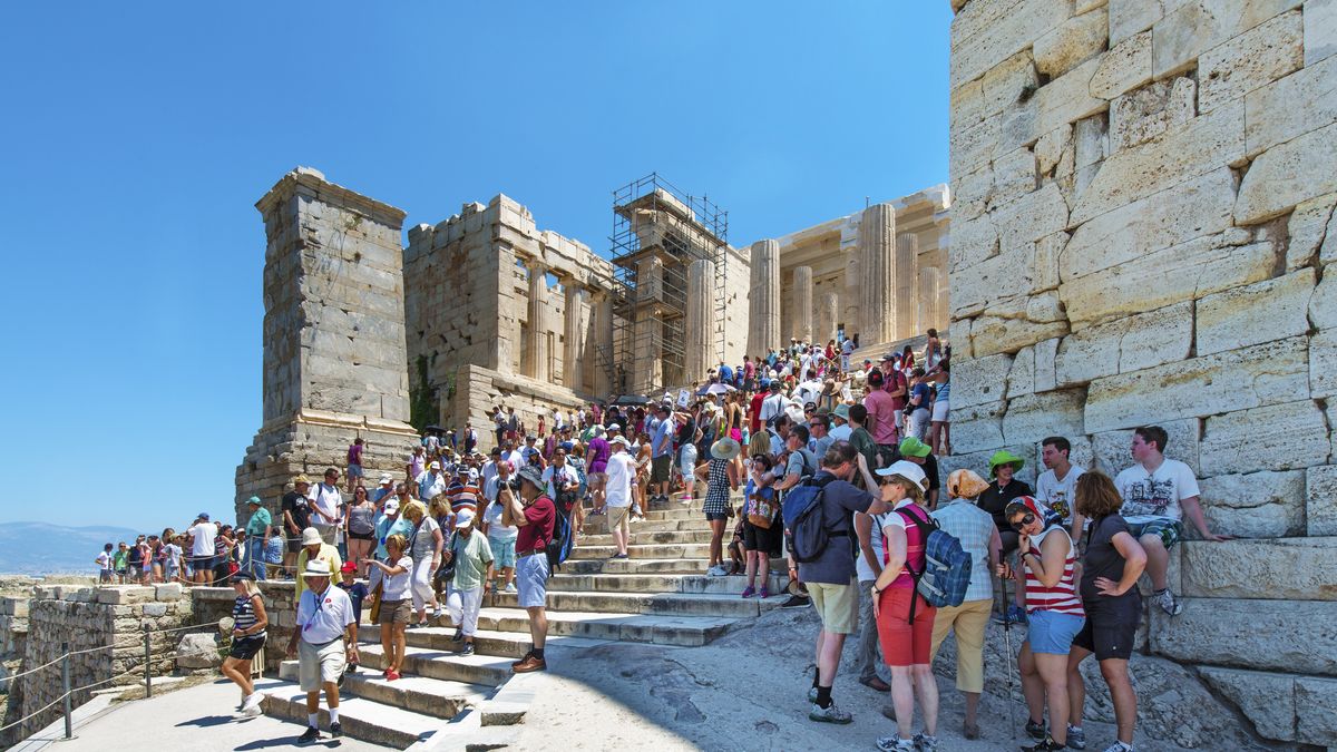 Akropol w Atenach co roku szturmują tłumy turystów