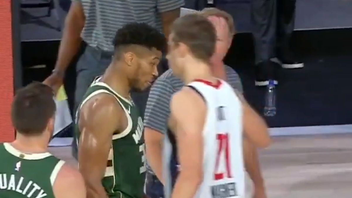 Giannis Antetokounmpo uderzający Mo Wagnera
