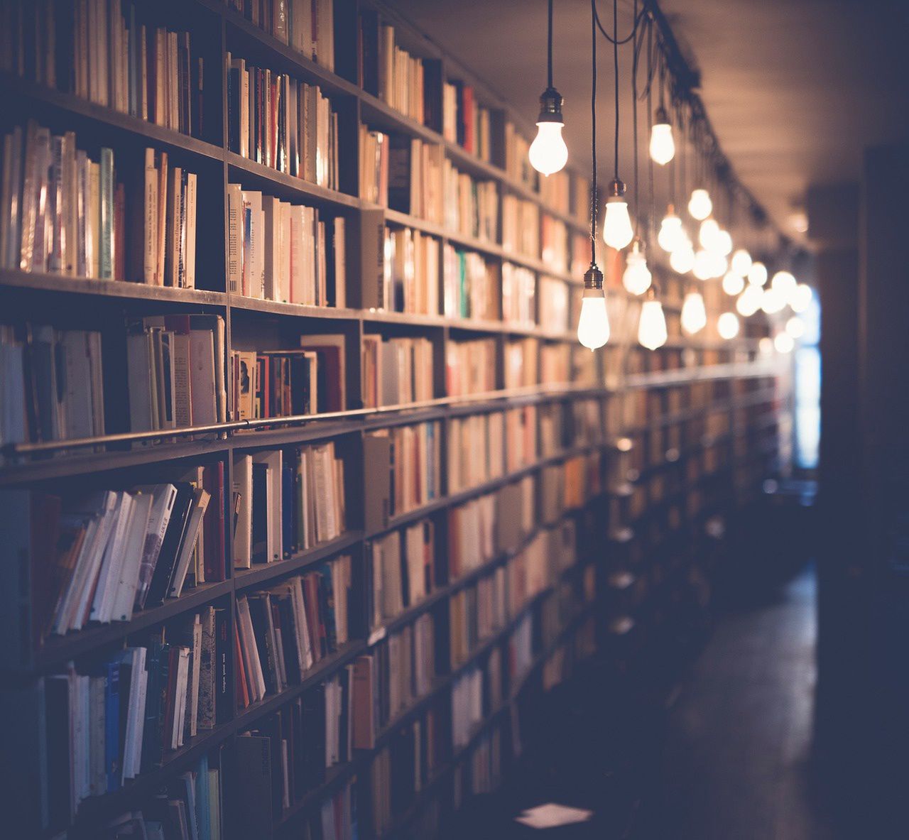 Lampiony zdobią wnętrze biblioteki.