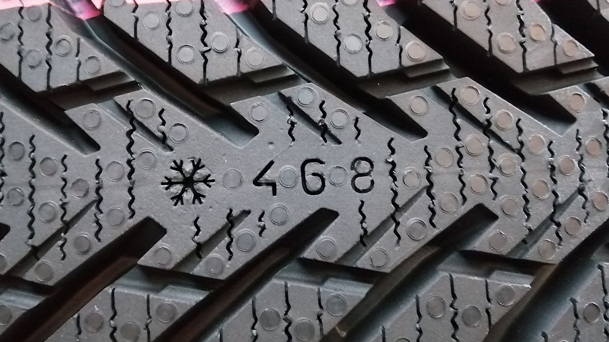 Wskaźnik zużycia na zimowej oponie Nokiana. Oprócz wartości jest symbol płatka śniegu. Gdy ten znika, oponę należy wymienić.