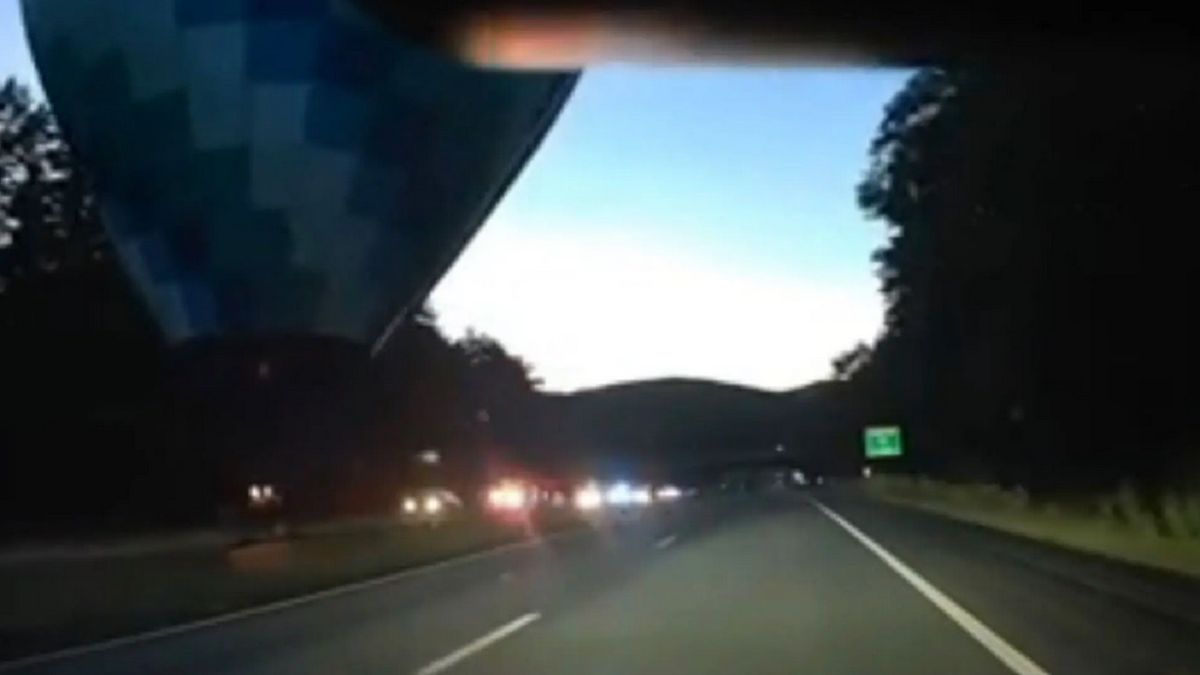 Balon wylądował na autostradzie.