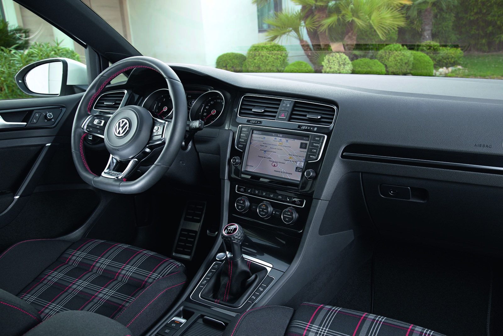 Volkswagen Golf VII GTI - efektowne zdjęcia rasowego hot-hatcha [galeria] 28