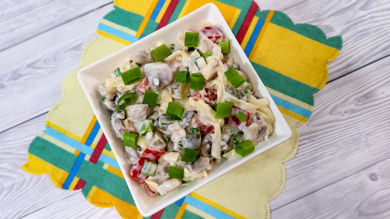 Sałatka pieczarkowa. Pomysł na kolację jak i rodzinne spotkanie