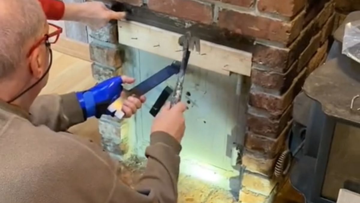 Znaleźli ukryty w kominku sejf 